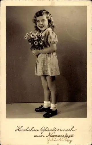 Ak Glückwunsch Geburtstag, Mädchen mit Blumen