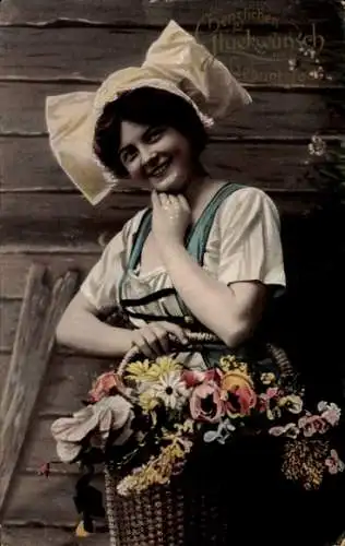 Ak Glückwunsch Geburtstag, Lächelnde Frau, Blumenkorb