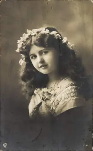 Ak Mädchen mit Blumen im Haar, Portrait