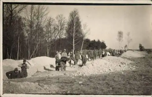 Foto Ak Bauarbeiter, Baustelle, Männer mit Spaten