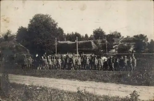 Ak Ortspartie, Deutsche Soldaten in Uniform mit Pferden