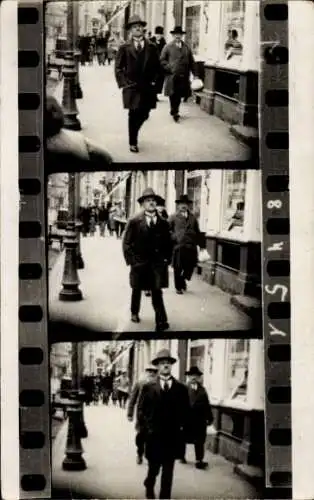 Ak Straßburg Elsass Bas Rhin, Mehrere Herren mit Hut gehen auf einem Gehweg an einer Straßenec...