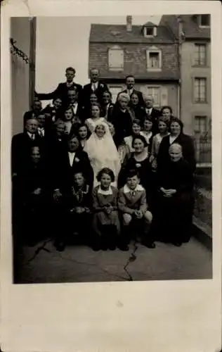 Foto Ak Kommunion, Mädchen in weißem Kleid, Gäste, Gruppenfoto
