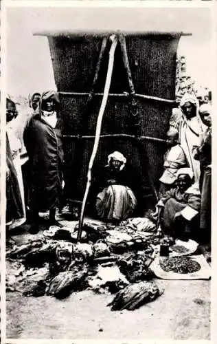 CPA Types, Le pharmacien sous la tente