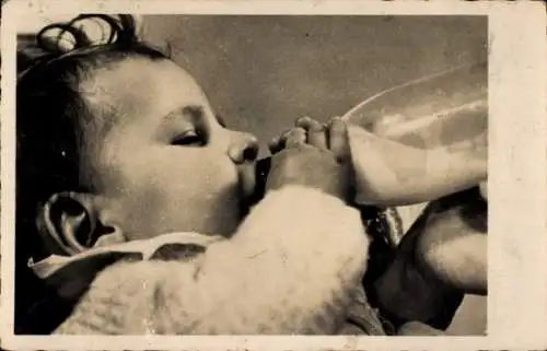 Ak Kind mit Milchflasche, Babyflasche, Portrait