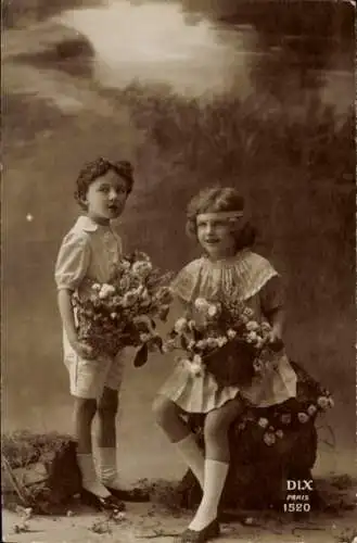 Ak Paris, Exposition Arts Décoratifs 1925, Zwei Kinder mit Blumen.