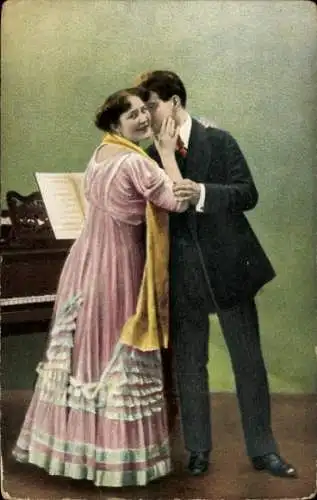 Ak Liebespaar, Umarmung