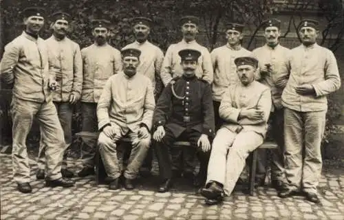 Ak Straßburg Elsass Bas Rhin, Männer in weißen Hemden und Mützen stehen vor einem Gebäude.