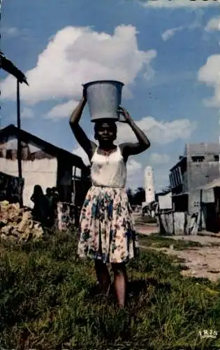 Ak Madagaskar Madagascar, Eine Frau trägt einen Eimer auf dem Kopf.
