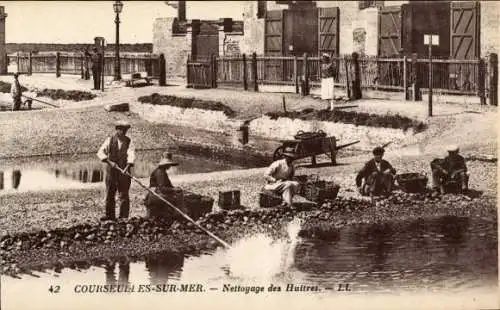 CPA Courseulles sur Mer Calvados, Nettoyage des Huitres