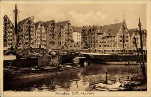 Ak Kaliningrad Königsberg Ostpreußen, Hafen, Lastadie, historische Gebäude, Boote, Wasser