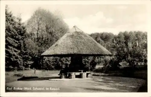 Ak Buckow in der Märkischen Schweiz, Kurpark, Pavillon mit Strohdach, Bäume im Hintergrund