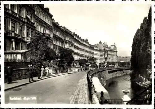 Ak Karlovy Vary Karlsbad Stadt,  Jägerzelle, belebte Straße mit Gebäuden und Fluss