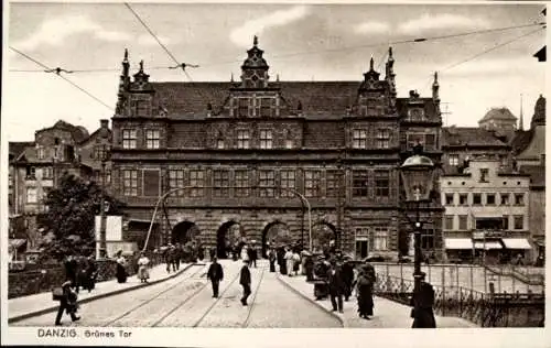 Ak Gdańsk Danzig, Grünes Tor, historische Architektur, Menschen auf der Straße