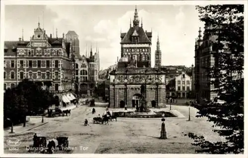 Ak Gdańsk Danzig, Historisches Gebäude, Hohe Tor, Stadtplatz, Pferdekutschen, Altstadt