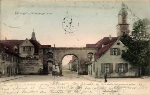 Ak Erlangen in Mittelfranken Bayern,  Nürnberger Tor, historisches Gebäude, ein Mann auf der S...
