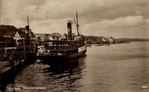 Ak Flensburg in Schleswig Holstein, Dampfer-Abfahrt, Schiff im Hafen, Uferpromenade, Stadtgebäude