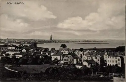 Ak Schleswig an der Schlei, Panorama von  Häuser, Wasser, Wolken, Kirchturm sichtbar