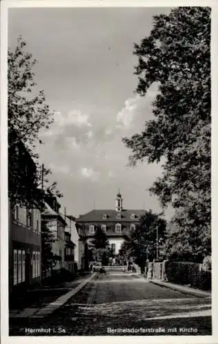 Ak Herrnhut in der Oberlausitz Sachsen, Berthelsdorferstraße, Kirche, historische Architektur,...