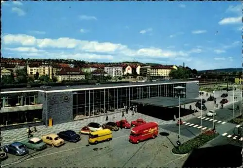 Ak Pforzheim im Schwarzwald, Bahnhof, Menschen, Autos, Architektur, Pforzheim