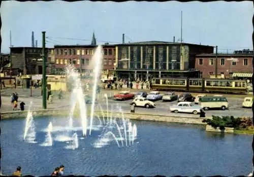 Ak Dortmund im Ruhrgebiet, Brunnen, Gebäude, Straßenbahn, Autos, Menschen, blauer Himmel