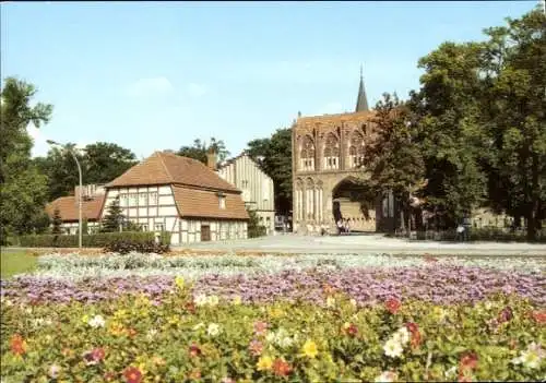 Ak Neubrandenburg in Mecklenburg, Am Stargarder Tor, historische Architektur, blühende Blumen,...