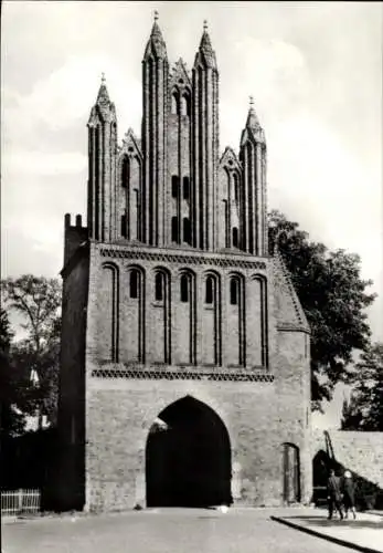 Ak Neubrandenburg in Mecklenburg, Friedländer Tor, historisches Gebäude, gotische Architektur,...