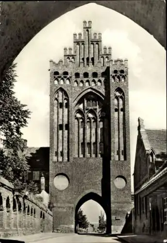Ak Neubrandenburg in Mecklenburg, Treptower Tor, gotische Architektur, Schwarz-Weiß-Foto