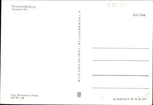 Ak Neubrandenburg in Mecklenburg, Treptower Tor, gotische Architektur, Schwarz-Weiß-Foto