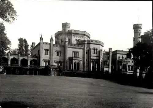 Ak Babelsberg Potsdam in Brandenburg, Schloss Babelsberg, beeindruckende Architektur, grüne Wi...