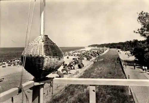 Ak Ostseebad Kühlungsborn, Strand mit Sonnenschirmen, Blick aufs Meer, Holzgeländer im Vorderg...