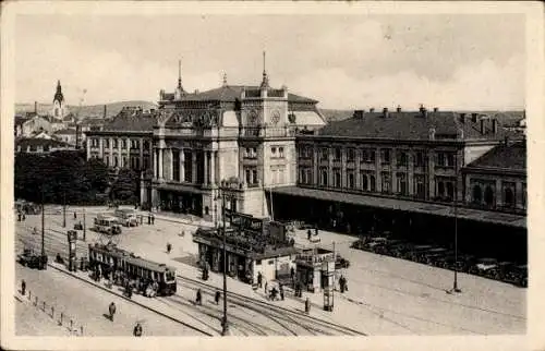 Ak Brno Brünn Südmähren, Bahnhof  Straßenbahn, alte Gebäude, Menschen