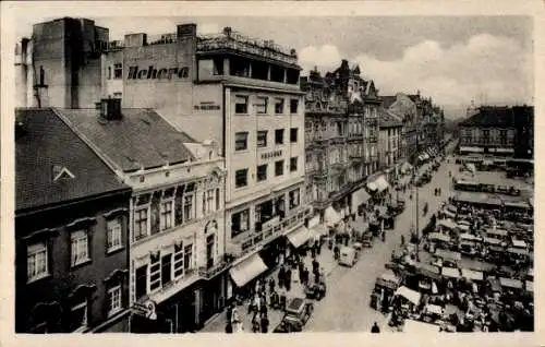 Ak Plzeň Pilsen Stadt, Ansicht von  Gebäude, Stadtansicht, Menschen, Autos, Markt