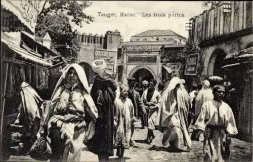 Ak Tanger Marokko, Marktszene, drei Türen, Menschen in traditioneller Kleidung