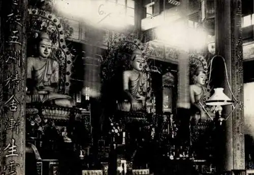 Ak Singapore Singapur , Drei Buddha-Statuen, Tempel-Interieur, historische Anmutung