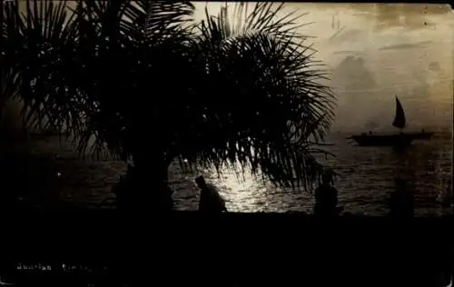 Ak Singapur, Silhouette von Menschen, Meer, Schiff mit Segel, Palmen