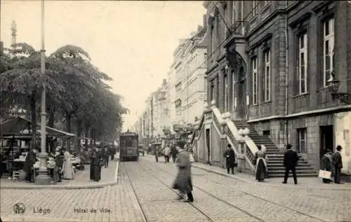 Ak Liège Lüttich Wallonien, Straße in  Hôtel de Ville, Straßenbahn, Passanten, historische Atm...