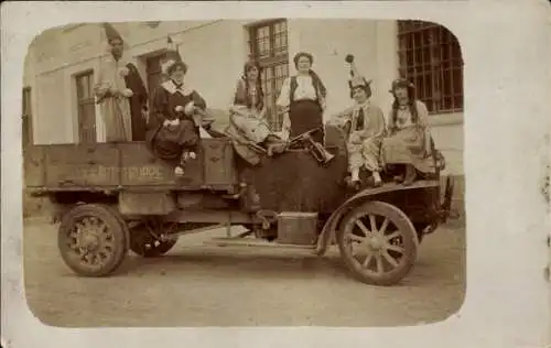 Foto Ak Auto, Fahrzeug, Kinder in Kostümen