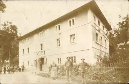 Foto Ak Putzkau in der Oberlausitz, Historisches Gebäude, drei Personen im Vordergrund, Bäume, länd.