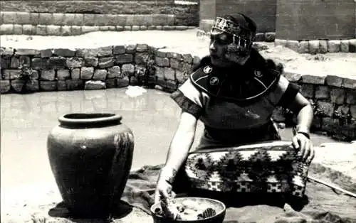 Foto Ak Südamerika, Frau am Brunnen, Krug, Kopfschmuck