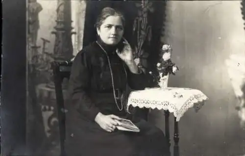 Foto Ak Frau mit einem Buch, Portrait