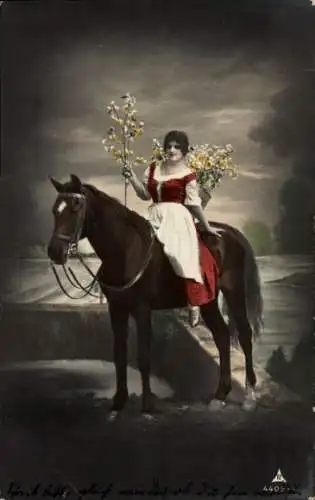Ak Frau auf einem Pferd, Blumen