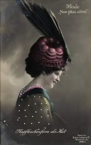 Ak Berlin Charlottenburg, Eine junge Frau mit einem Hut in Form einer Napfkuchenform.