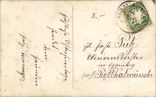 Ak Berlin Charlottenburg, Eine junge Frau mit einem Hut in Form einer Napfkuchenform.