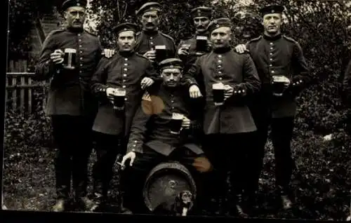 Foto Ak Deutsche Soldaten in Uniform, Gruppenbild, Bier