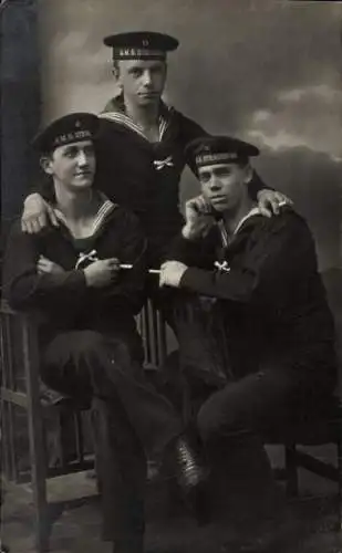 Foto Ak Deutsche Marinesoldaten in Uniformen, Kaiserzeit, SMS Straßburg