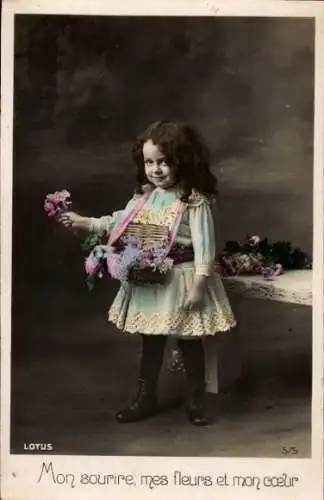 Ak Mädchen mit Blumen, Mein Lächeln, meine Blumen und mein Herz