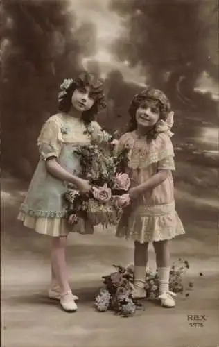 Ak Zwei Mädchen mit Blumen, Portrait