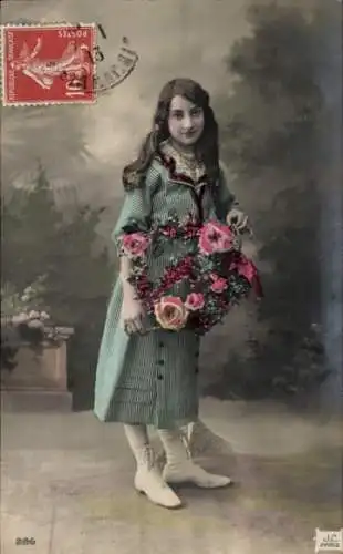 Ak Mädchen mit Blumen, Portrait
