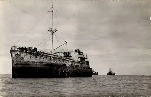 Ak Juno Beach, vor dem Hafen gestrandetes Schiff, zweigeteilt